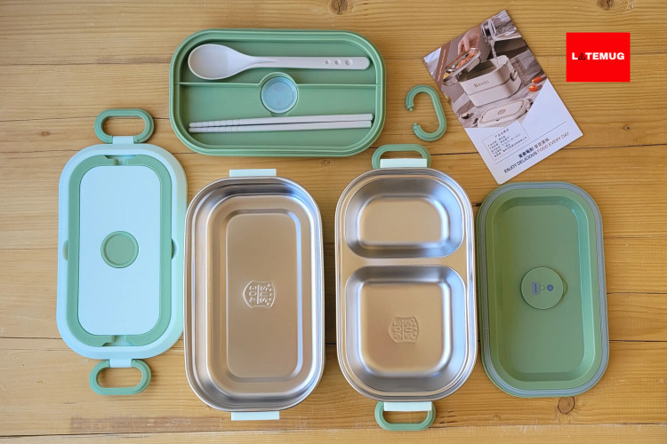 استیل طبقه اول دو قسمتی هست و استیل طبقه دوم یک قسمتی. روی تمام دربها سوپاپ خروج بخار غذا هست قاشق و چاپ استیک پلاستیکی هم داره